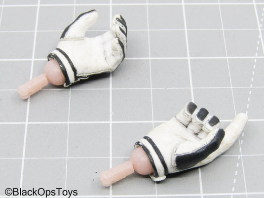 Black & White Gloved Hands w/Pegs (Hot Toys)