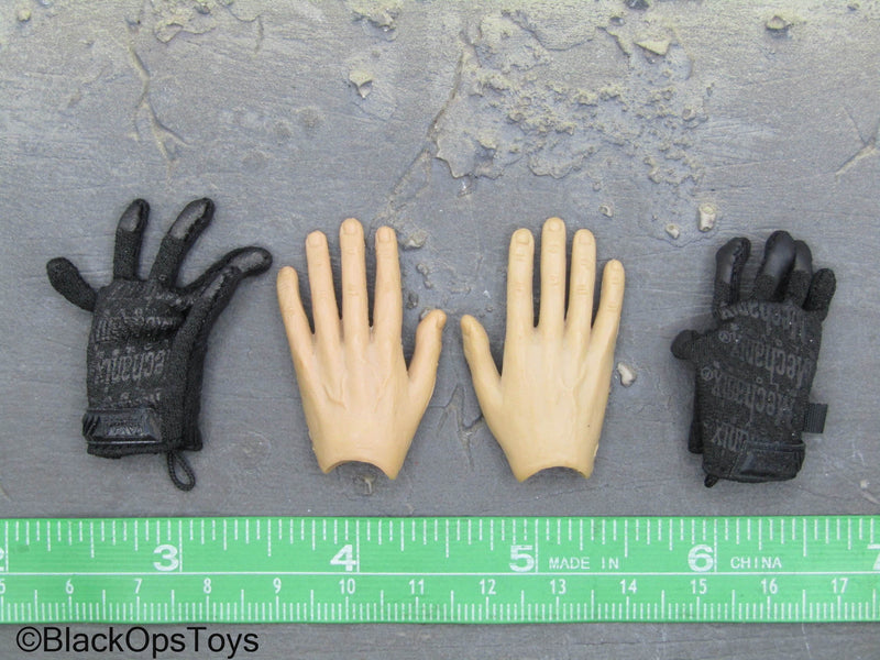 Load image into Gallery viewer, Male Bendy Hands w/Black Gloves
