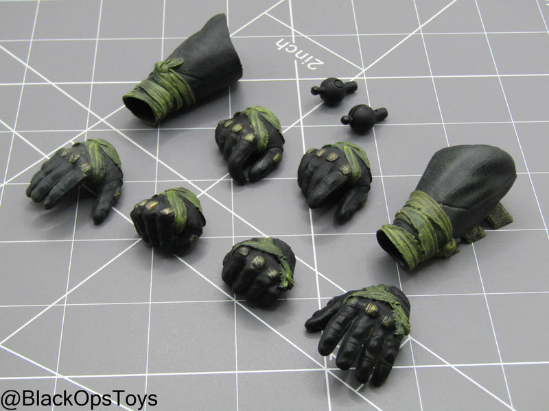 Load image into Gallery viewer, BVS - Knightmare Batman - Gloved Hand Set w/Gauntlets
