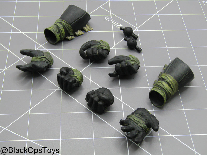 Load image into Gallery viewer, BVS - Knightmare Batman - Gloved Hand Set w/Gauntlets
