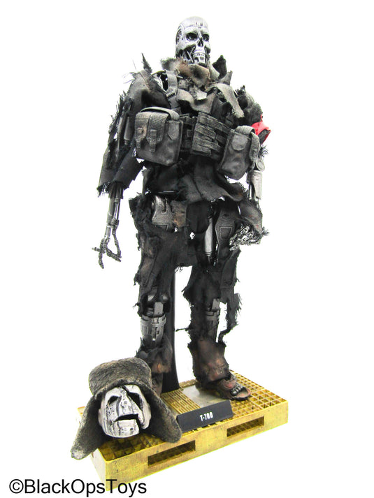 Endoskeleton T-700 w/Tattered Uniform & Base Stand (READ DESC)