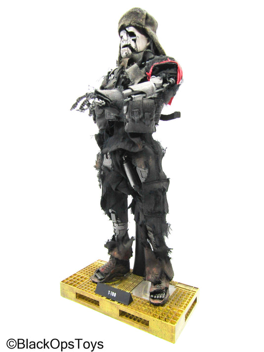 Endoskeleton T-700 w/Tattered Uniform & Base Stand (READ DESC)