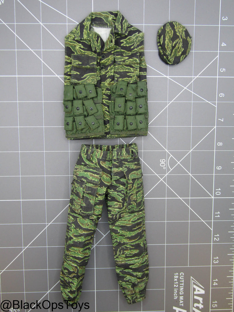 Load image into Gallery viewer, Vietnam Era Tiger Stripe Camo Uniform Set (Hot Toys)
