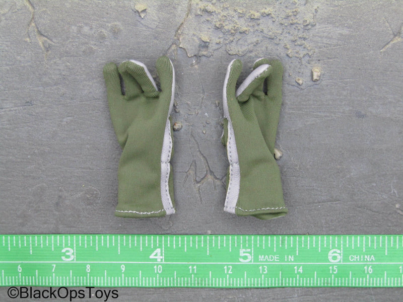 Load image into Gallery viewer, Delta Force SFOD - Green Nomex Flight Gloves
