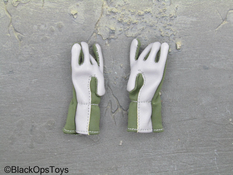 Load image into Gallery viewer, Delta Force SFOD - Green Nomex Flight Gloves
