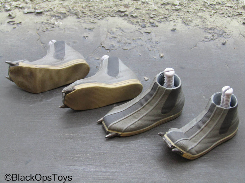 Load image into Gallery viewer, STAR WARS - Boba Fett - Grey Boots w/Action Pose Variants (Peg Type)
