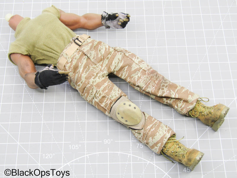 Load image into Gallery viewer, Male Full Desert Camo Dressed Body (Hot Toys)
