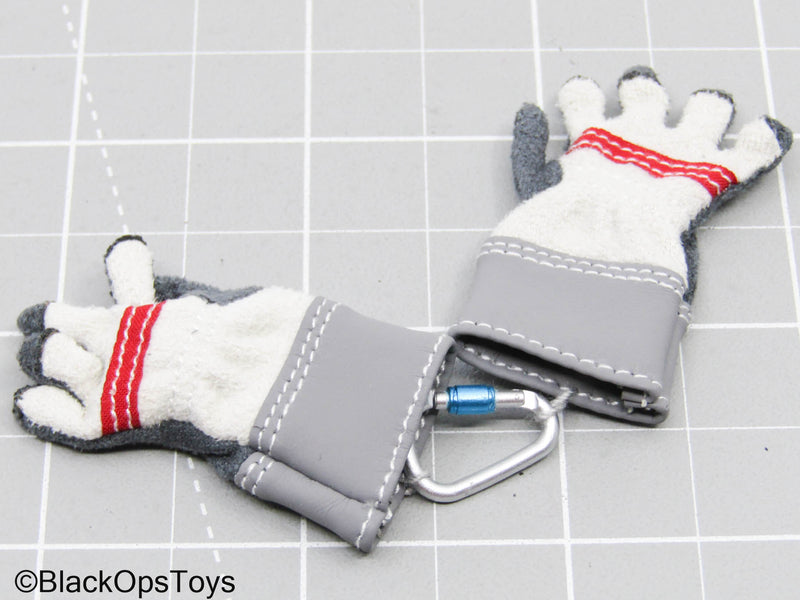 Load image into Gallery viewer, Grey Fast Rope Gloves w/Carabiner (Soldier Story)
