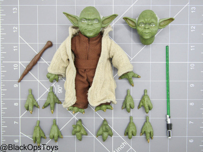 Load image into Gallery viewer, Star Wars - Yoda w/Uniform Set &amp; Lightsaber
