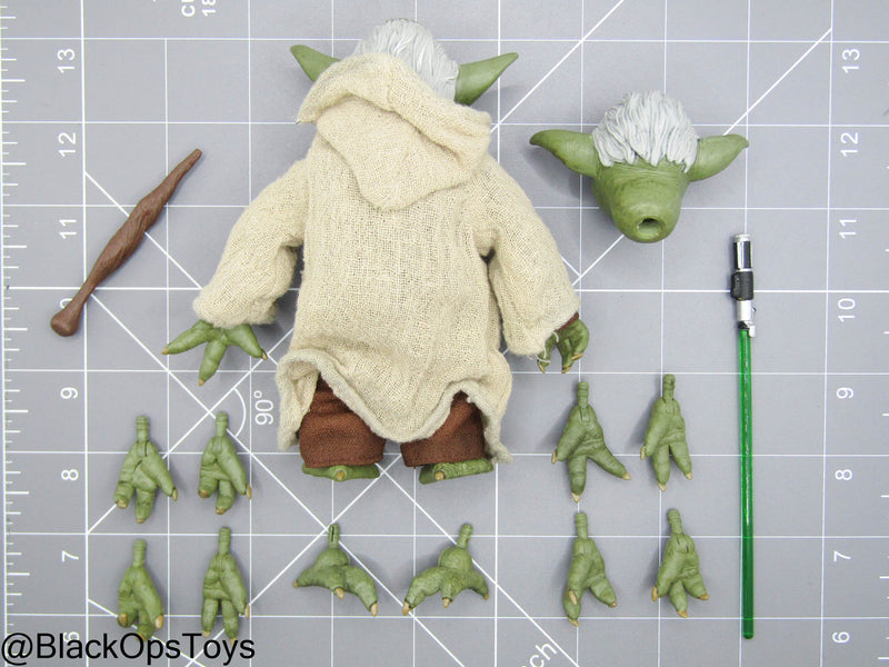 Load image into Gallery viewer, Star Wars - Yoda w/Uniform Set &amp; Lightsaber
