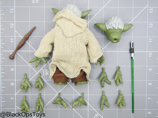 Star Wars - Yoda w/Uniform Set & Lightsaber