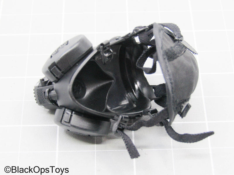 Load image into Gallery viewer, Agent Hugh Laphroaig Gas Mask (DAM Toys)

