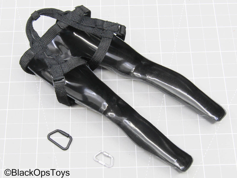 Load image into Gallery viewer, Black Harness w/Carabiner Set (Hot Toys)
