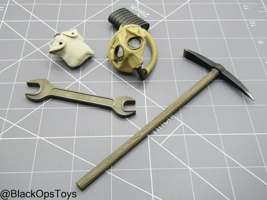 Indiana Jones - Gas Mask w/Wrench & Pickaxe