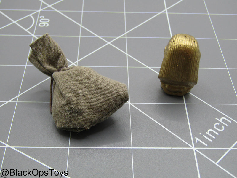 Load image into Gallery viewer, Indiana Jones - Metal Chachapoyan Fertility Idol w/Bag of Sand
