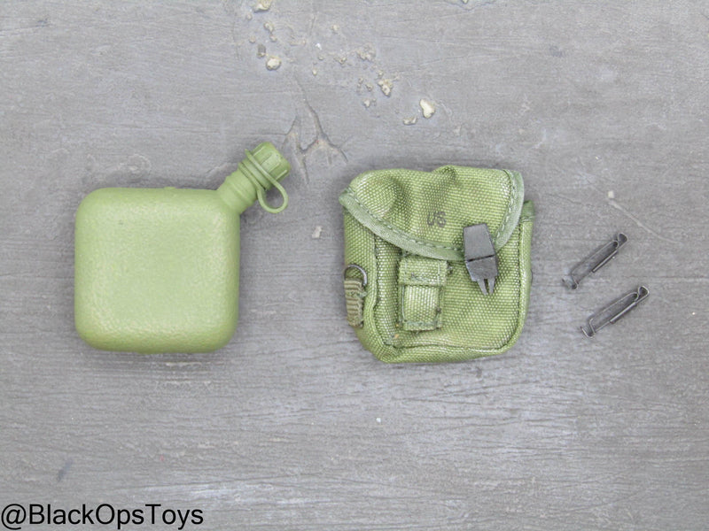 Load image into Gallery viewer, Vietnam Era 2qt Canteen w/Pouch &amp; Alice Clips
