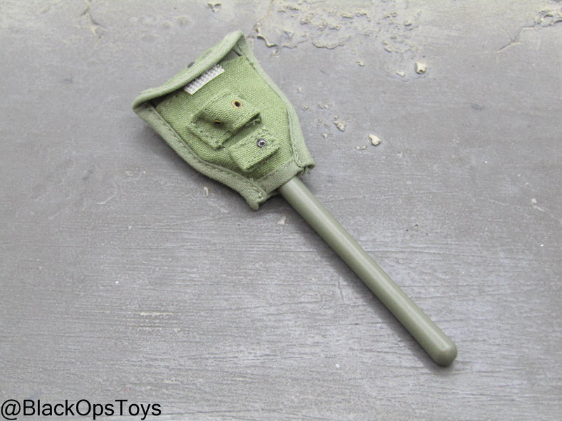 Load image into Gallery viewer, Vietnam War - USMC In Hue - OD Green Metal Entrenching Tool w/Pouch
