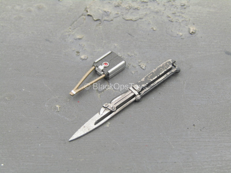 Load image into Gallery viewer, The Mandalorian Deluxe - Chest Armor w/Jetpack, Weapon, &amp; Gear Set
