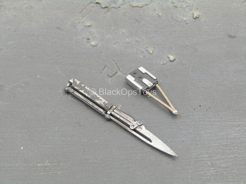 Load image into Gallery viewer, The Mandalorian Deluxe - Chest Armor w/Jetpack, Weapon, &amp; Gear Set
