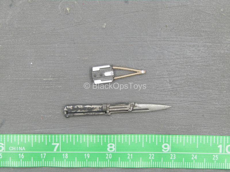 Load image into Gallery viewer, The Mandalorian Deluxe - Chest Armor w/Jetpack, Weapon, &amp; Gear Set
