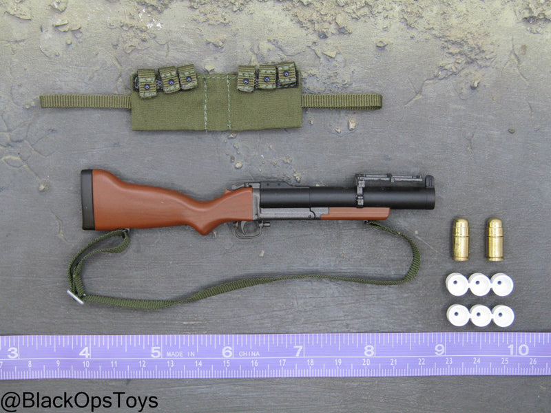 Load image into Gallery viewer, Vietnam War - USMC In Hue - M79 Grenade Launcher w/Metal 40mm Grenade Set
