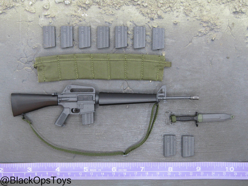 Load image into Gallery viewer, Vietnam War - USMC In Hue - M16 Rifle (Birdcage Barrel) w/Bandoleer Set
