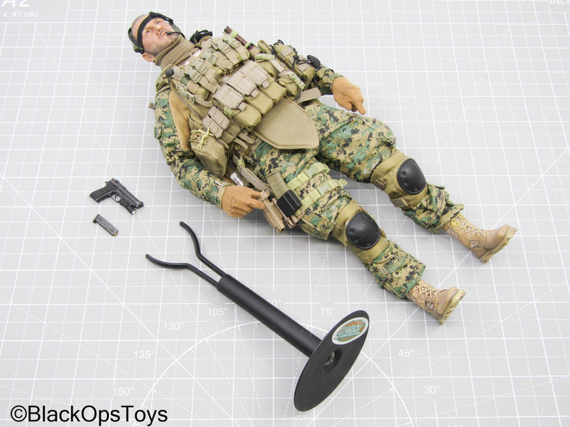 Load image into Gallery viewer, Male USMC Marine Full Dressed Body w/Pistol, Gear Set, &amp; Stand
