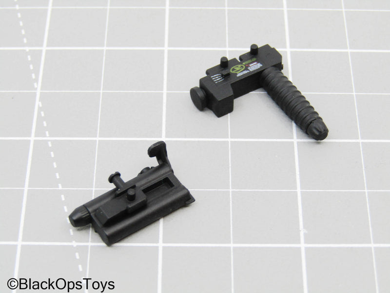 Load image into Gallery viewer, PEQ w/Black Vertical Foregrip Tact Light
