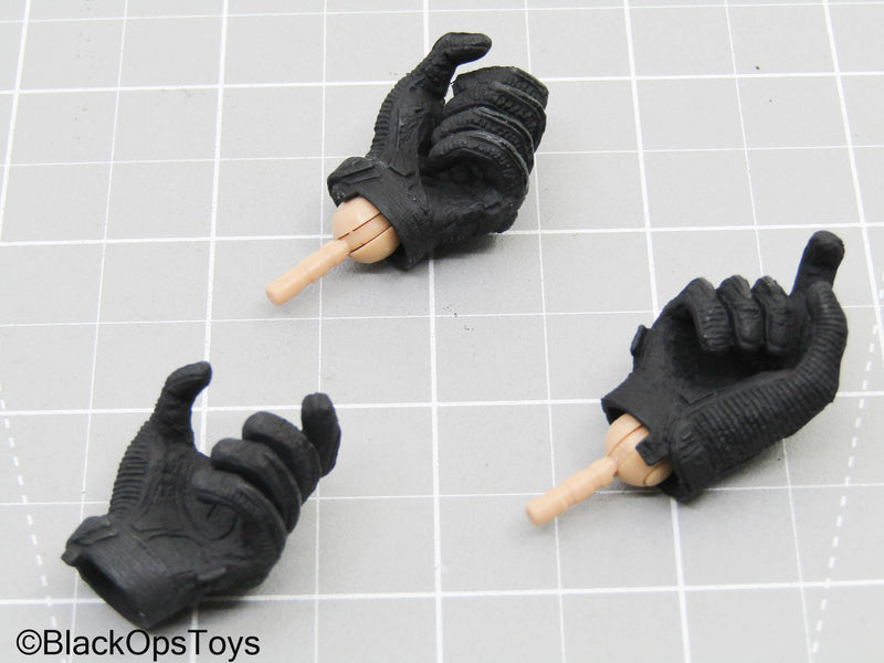 Load image into Gallery viewer, Agent Hunter Black Gloved Hands w/Pegs (DAM Toys)
