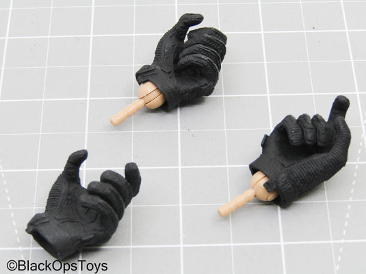 Agent Hunter Black Gloved Hands w/Pegs (DAM Toys)