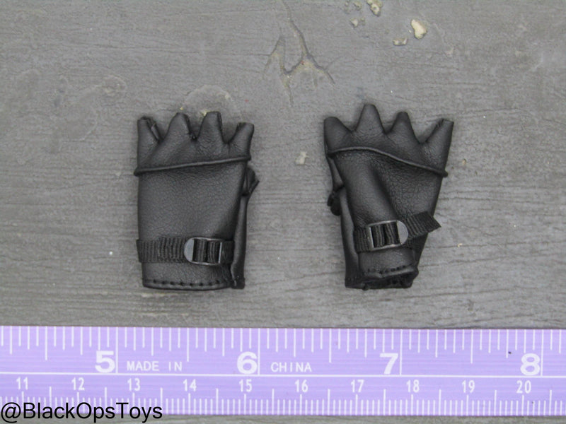 Load image into Gallery viewer, Bravo Two Zero - SAS Patrol Leader - Black Leather Like Fingerless Gloves
