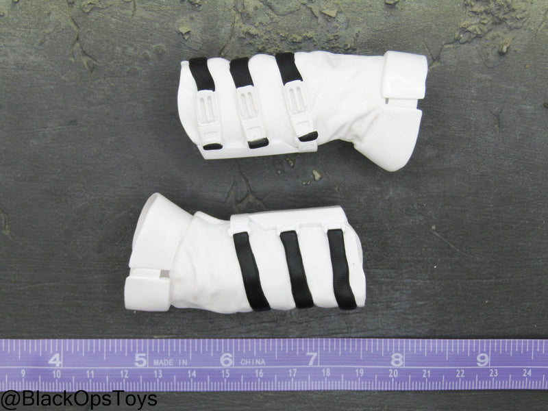 Load image into Gallery viewer, STAR WARS - Snowtrooper - Black &amp; White Leg Armor
