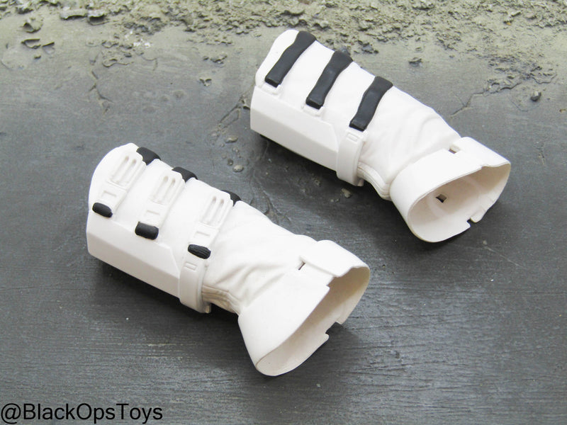 Load image into Gallery viewer, STAR WARS - Snowtrooper - Black &amp; White Leg Armor
