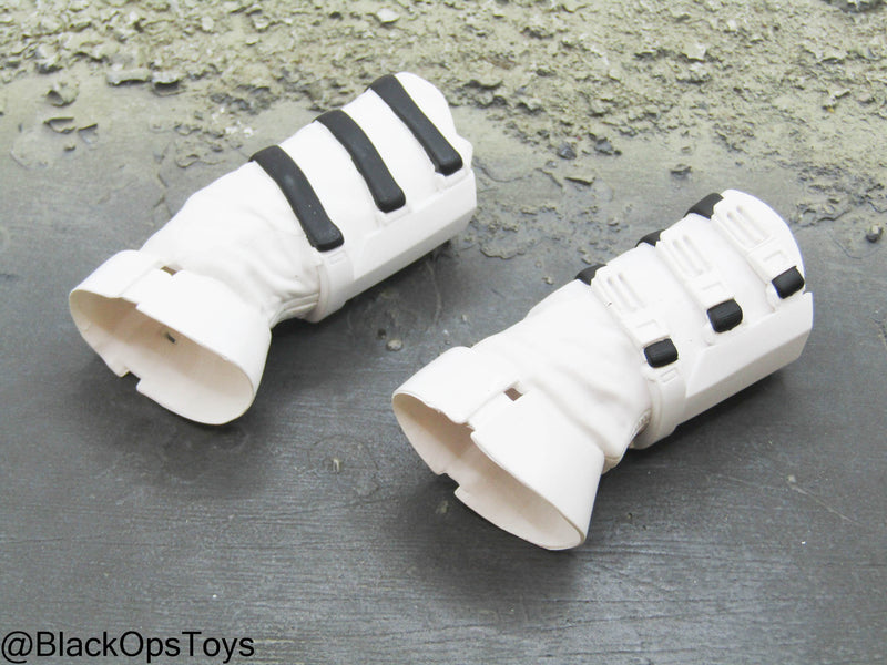 Load image into Gallery viewer, STAR WARS - Snowtrooper - Black &amp; White Leg Armor
