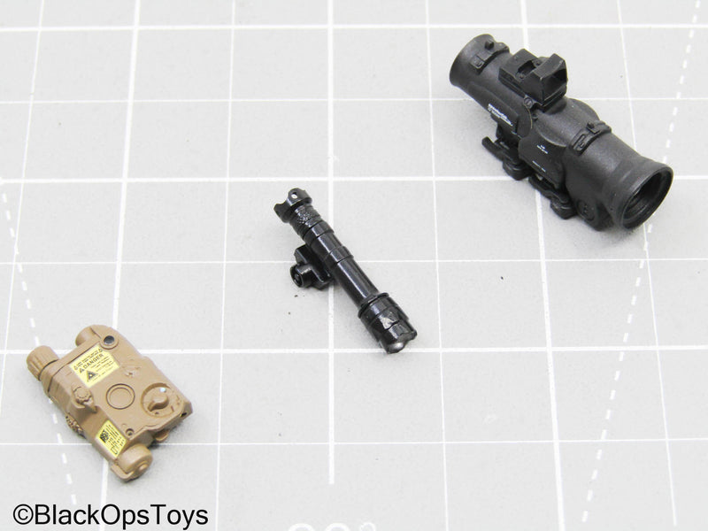 Load image into Gallery viewer, Tan PEQ w/Black Scope &amp; Tac Light
