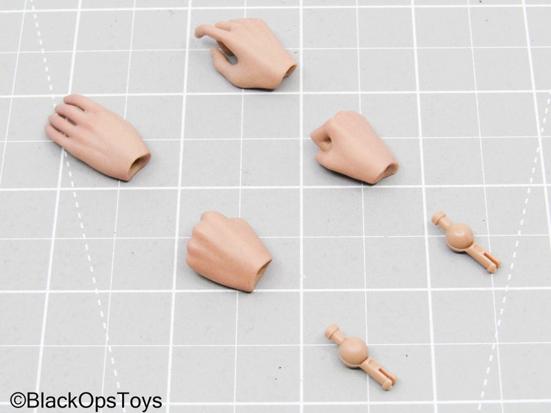 Load image into Gallery viewer, Alien - Ellen Ripley - Hand Lot w/Pegs
