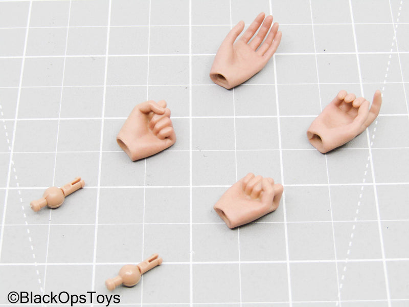 Load image into Gallery viewer, Alien - Ellen Ripley - Hand Lot w/Pegs
