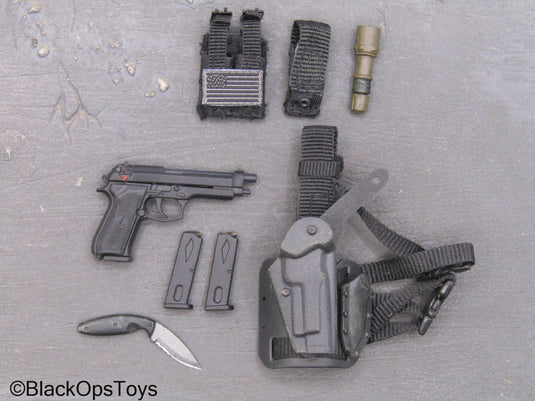 Hot Toys - M9 Pistol w/Drop Leg Holster & Gear Set