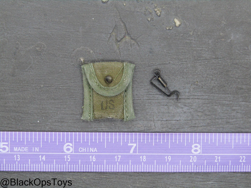 Load image into Gallery viewer, Vietnam Era OD Green Envelope Pouch w/Alice Clip
