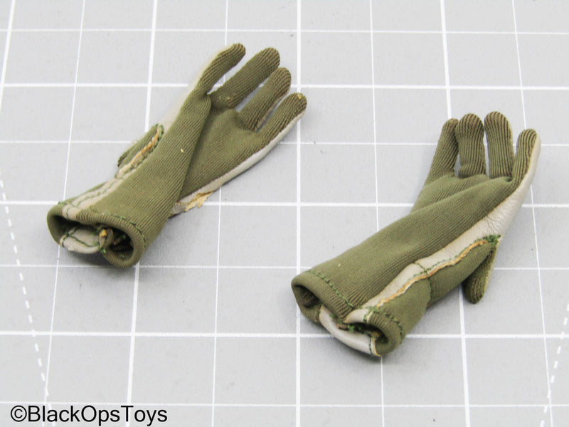 Load image into Gallery viewer, Green &amp; Grey Gloves (READ DESC)
