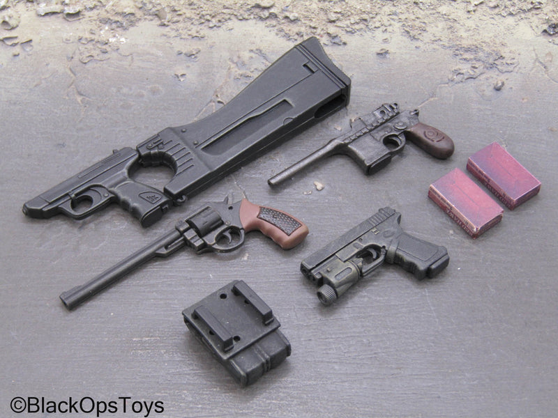 Load image into Gallery viewer, Hot Toys Resident Evil - Pistol Set w/Ammo Boxes &amp; Pouch
