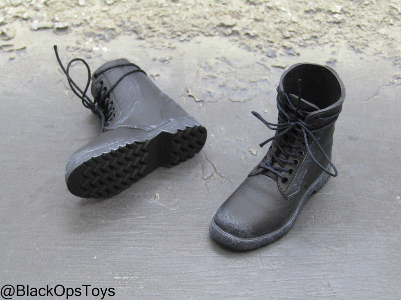 Load image into Gallery viewer, Missing In Action - Magnetic Combat Boots (Peg Type) w/Magnetic Stand
