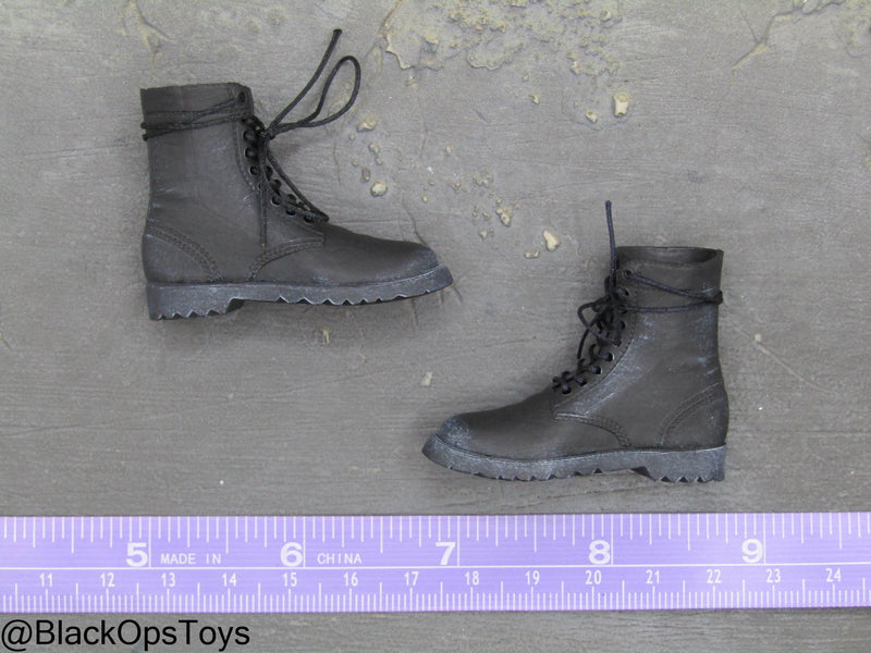 Load image into Gallery viewer, Missing In Action - Magnetic Combat Boots (Peg Type) w/Magnetic Stand
