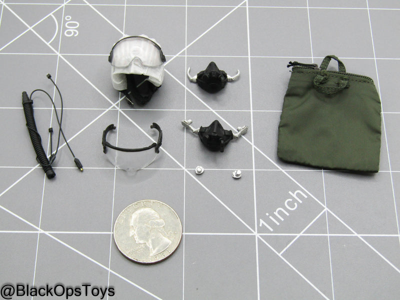 Load image into Gallery viewer, 1/12 Scale - Top Gun - Pete Mitchell - Pilots Helmet w/Oxygen Mask
