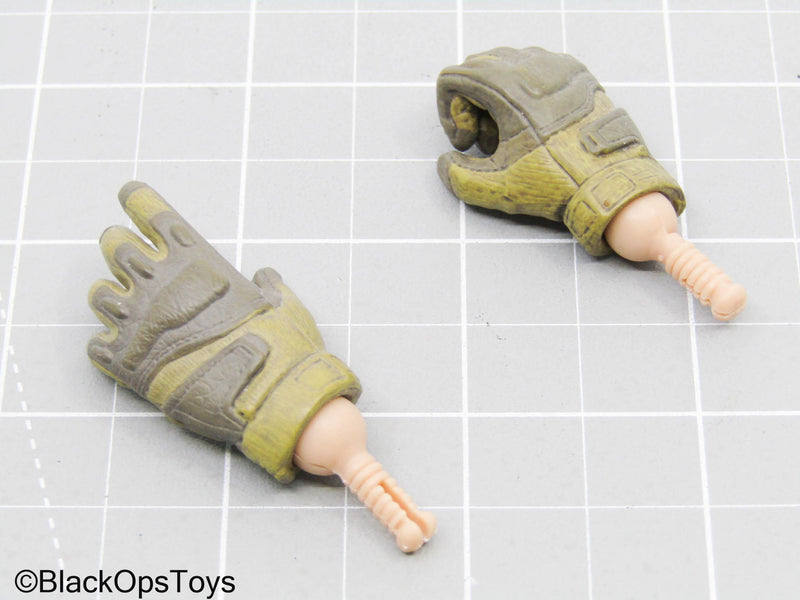 Load image into Gallery viewer, Olive Green Gloved Hands w/Pegs (Sideshow Collectibles)
