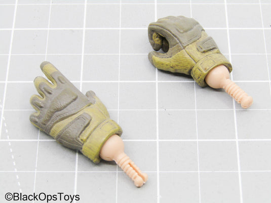 Olive Green Gloved Hands w/Pegs (Sideshow Collectibles)