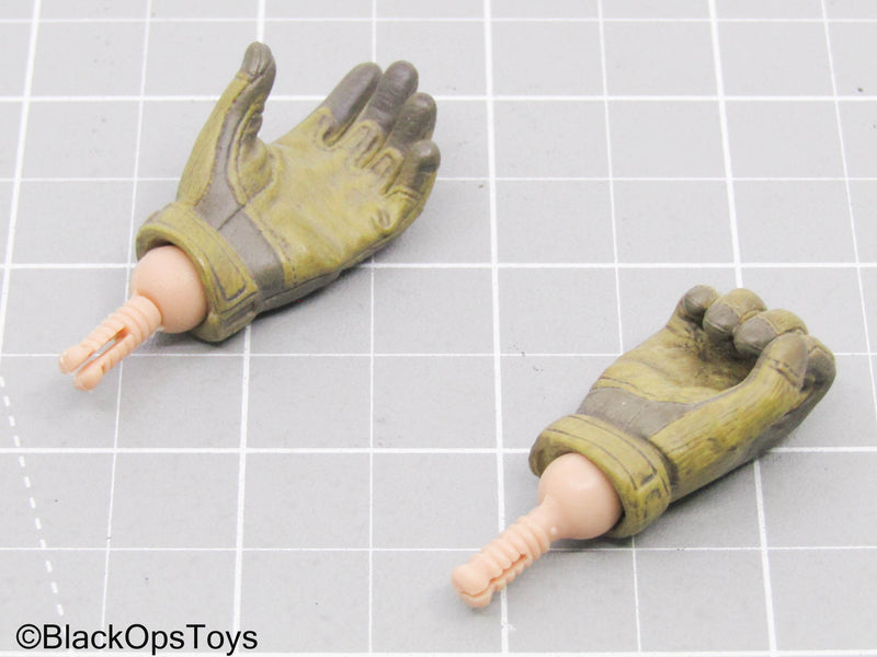 Load image into Gallery viewer, Olive Green Gloved Hands w/Pegs (Sideshow Collectibles)
