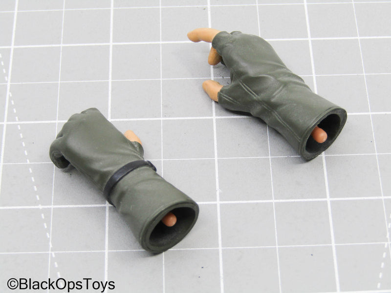 Load image into Gallery viewer, Green Gloved Hands w/Pegs (BBI)
