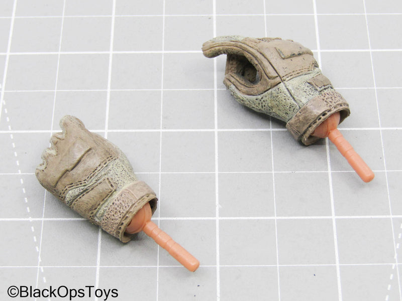 Load image into Gallery viewer, Green &amp; Tan Gloved Hands w/Pegs (Dragon)

