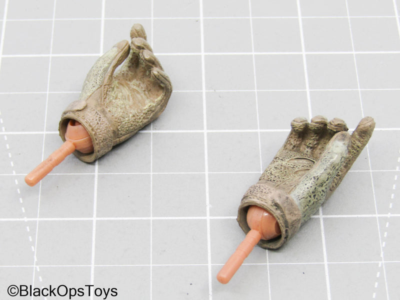 Load image into Gallery viewer, Green &amp; Tan Gloved Hands w/Pegs (Dragon)
